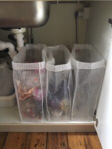 tre stk. kildesorteringsposer passer  under køkkenvask lavet af
brugte plastikpresseninger fra byggeindustrien