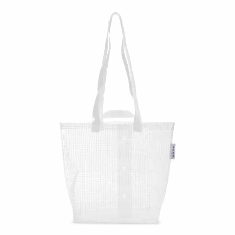 Miljøvenlig KOBENSAC skuldertaske lavet af genbrugt byggepresenning i et minimalistisk design med mærkelogo på siden, der fremhæver bæredygtigt dansk håndværk